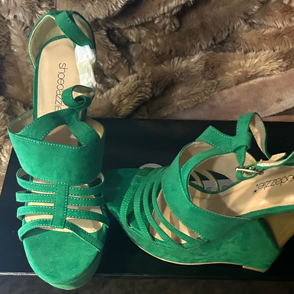 🌟NWT and BOX⭐️Green faux suede wedge